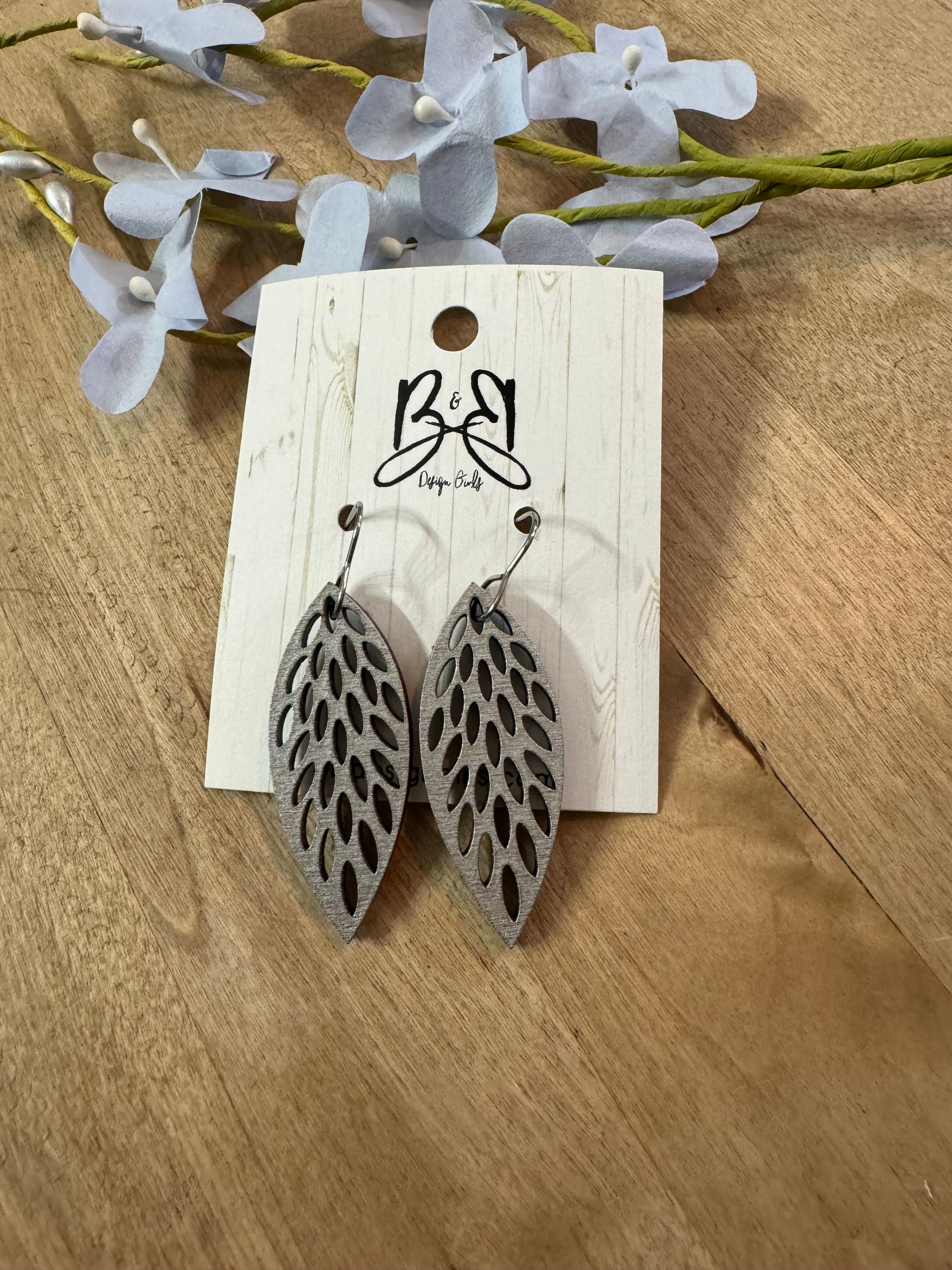 Medium leaf wood earrings